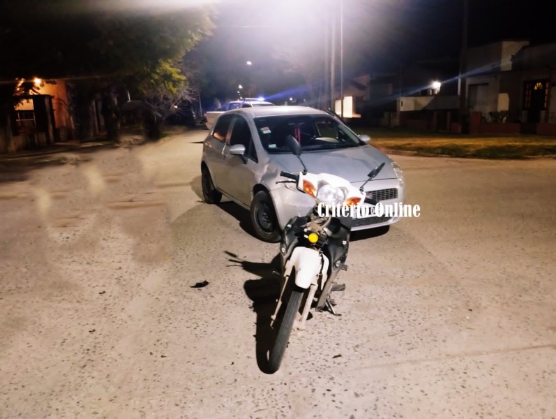 Dolores Choque Entre Moto Y Auto Con Dos J Venes Trasladados Al Hospital